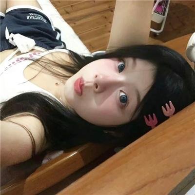 穿黑衣的女孩 海报